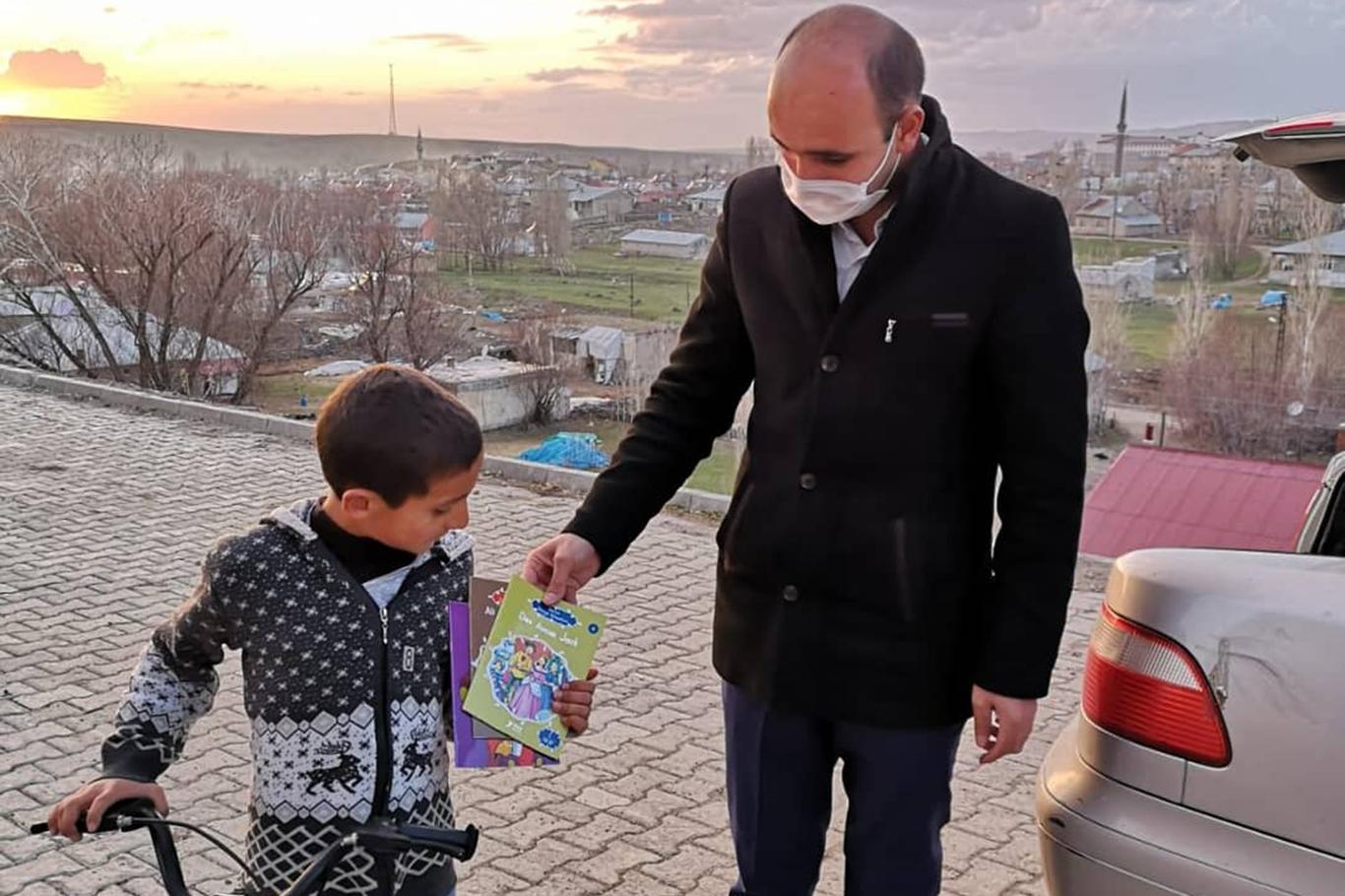 Ağrı'da evde kalan öğrencilere okumaları için kitap dağıtıyorlar Ağrı'da evde kalan öğrencilere okumaları için kitap dağıtıyorlar